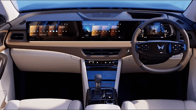 Mahindra XUV 7XO demand is soaring in India, with waiting periods ranging from 4 weeks to 12 months depending on the variant. Deliveries, bookings, and full variant-wise details explained.